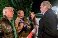 Der Alte – Hauptkommissar Richard Voss (Jan-Gregor Kremp, r.) möchte wissen, warum Benno Spechter (Christoph M. Ohrt, l.), Simone Spechter (Julia Jäger, 2.v.l.) und Valerie Spechter (Ruby O. Fee, 2.v.r.) mit der Presse sprechen.
