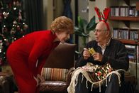 Two and a Half Men – Evelyn (Holland Taylor, l.) taucht mit Marty (Carl Reiner, r.) bei Alan und Charlie auf, von dem sie sich ein gutes Immobiliengeschäft erhofft, wenn sie den Weihnachtsabend mit ihm bei ihren Söhnen verbringt ...