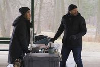 The Strain – Haben die Mikrowellentechnik zur Störung der Kommunikation der Vampire weiterentwickelt und wollen dies ausgerechnet bei einer besonders gefährlichen Mission testen: Dutch (Ruta Gedmintas, l.) und Eph (Corey Stoll, r.) ...
