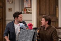 How I Met Your Father – Charlie (Tom Ainsley, l.); Jesse (Chris Lowell, r.)