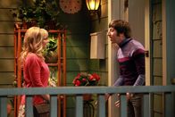 The Big Bang Theory – Wohnen ein Wochenende auf Probe bei Mrs. Wolowitz: Howard (Simon Helberg, r.) und Bernadette (Melissa Rauch, l.) ...