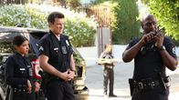 The Rookie – Officer Grey (Richard T. Jones, r.) überträgt John Nolan (Nathan Fillion, M.) und seinem Rookie Celina Juarez (Lisseth Chavez, l.) die Verantwortung für die Ermittlungen in einem ungewöhnlichen Mordfall.