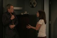 How I Met Your Mother – Nachdem Lily (Alyson Hannigan, r.) und Barney (Neil Patrick Harris, l.) an einem Freitagabend vor lauter Gemütlichkeit beim Fernsehen gemeinsam im Bett einschlafen, wird es Barney zu viel und er schmeißt sie raus ...