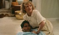 Delta Force 2 - The Colombian Connection – Aus Rache tötet Ramon Bobbys Frau Rita (Ruth de Sosa) und einen Jungen.