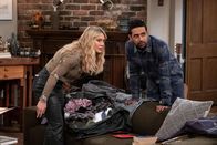 How I Met Your Father – Sophie (Hilary Duff, l.); Sid (Suraj Sharma, r.)