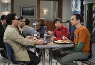 The Big Bang Theory – Noch ahnen Raj (Kunal Nayyar, 2.v.l.), Howard (Simon Helberg, 2.v.r.) und Sheldon (Jim Parsons, r.) nicht, dass Leonard (Johnny Galecki, l.) schon bald den Ärger der Universität und scheinbar der ganzen Physikgemeinde auf sich ziehen wird ...