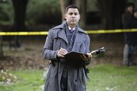 Castle – Javier Esposito (Jon Huertas) nimmt den Fundort der Leiche genau unter die Lupe.