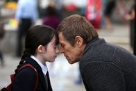Was geschah am Montag? – Terrence Settman (Willem Dafoe) zieht die Siebenlinge (Clara Read) seiner verstorbenen Tochter auf. Offiziell gibt es nur ein Kind.