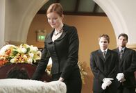 Desperate Housewives – Bree (Marcia Cross, l.) ist entsetzt als sie ihren verstorbenen Ehemann im Sarg sieht und beschließt ihn noch etwas zu verschönern ...