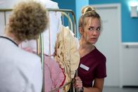 Bettys Diagnose – Dr. Helena von Arnstett (Claudia Hiersche, l.) und Betty Weiss (Annina Hellenthal, r.).