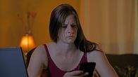 Internet der Lügen – Michele's friend looking concerned at her phone.