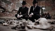 Murderous History - Rätselhafte Verbrechen – Ermittler untersuchen den Fundort der Leiche. Erst der Gerichtsmediziner erkennt: Die Frau ist kein Opfer des Bombardements – sie wurde ermordet.
