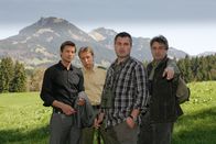 Die Rosenheim-Cops – Die Hobbyjäger Marco Seitz (Matthias Christian Rehrl, 2.v.re.) und Kurt Pichler (Bernd Jeschek, re.) geben Kommissar Sven Hansen (Igor Jeftic, li.) und Polizist Michi Mohr (Max Müller, 2.v.li.) ihre Beobachtungen zu Protokoll.