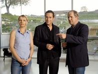 Der Winzerkönig – Claudia (Susanne Michel) und Thomas (Harald Krassnitzer, re.) besichtigen das hochmoderne Weingut von Markus Haferberg (Christoph Zadra).