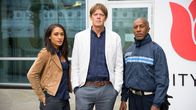 Death in Paradise – Der Polizist Humphrey (Kris Marshall, M.) ist mit seinen zwei Kollegen Dwayne (Danny John-Jules, r.) und Florence (Josephine Jobert, l.) von der Karibik nach England gereist, um einen Mordfall aufzuklären. In England ist nun eine zweite Leiche gefunden worden. Humphrey glaubt, dass die zwei Morde zusammenhängen.