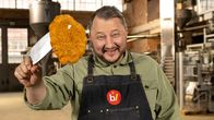 BesserEsser - Lege packt aus – Produktentwickler Sebastian Lege baut in seiner Werkstatt ein Industrie-Schnitzel nach. Hoch verarbeitet und tiefgekühlt, hat dieses Produkt mit traditionellem Kochhandwerk nicht mehr viel zu tun. Mittlerweile setzen über 80 Prozent aller Restaurants in Deutschland auf Convenience-Produkte aus der Lebensmittelindustrie.