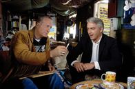 Edel & Starck – Felix (Christoph M. Ohrt, r.) vertritt Walter (Reiner Schöne, l.) und Anita Kilian, zwei alte Hippies. Erst wurden sie wegen unsittlichen Nacktbadens angezeigt, jetzt hat man Drogen bei ihnen gefunden. Offensichtlich sucht die Stadt nach Vorwänden, um den Pachtvertrag zu kündigen, der es den beiden gestattet, in guter Seelage eine Siedlung aus Zelten und Bauwagen zu bewohnen.