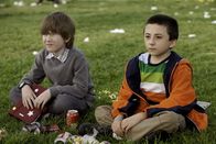 The Middle – Weil der eigentliche Muttertag eine Katastrophe war, plant Familie Heck einen zweiten Muttertag für Frankie, genau an dem Tag, an dem Brick (Atticus Shaffer, r.) mit seinem Freund Arlo (Nick Shafer, l.) zum Spielen verabredet war ...