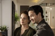 Tatort – Unerwarteter Besucher: Johannes Hagen (August Wittgenstein, rechts) ist Pressesprecher der Münsteraner Polizei. Mit seiner Frau Marion (Patrycia Ziolkowska, links) schaut er, was Kommissar Frank Thiel vor ihrem Haus treibt.