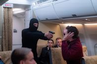 Mayday - Alarm im Cockpit – REENACTMENT - Bewaffnete bulgarische Polizisten dringen in die Kabine des Balkan Bulgarian Airlines Fluges 013 ein, um die Entführer zu verhaften, die den Flug übernommen hatten und verlangten, dass er nach Wien umgeleitet wird. Einer der vier Entführer wird bei der Aktion getötet, aber alle Passagiere und Besatzungsmitglieder können das Flugzeug sicher verlassen. (Cineflix 2022/Shay Markowitz)