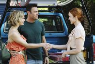 Desperate Housewives – Bree (Marcia Cross, r.) ist schockiert, als sie erfährt, dass Keith (Brian Austin Green, M.) in einer festen Beziehung mit Stephanie (Annie Little, l.) ist ...