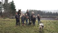 Land - Liebe - Luft – Irmgard Feuerbach (re, hinten) mit ihrer Familie.