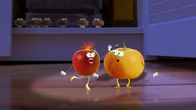 Unser Sandmännchen – Alle wollen das geheimnisvolle Monster sehen. Der dicke Apfel vorneweg.