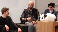 Der Katzenflüsterer – Jackson Galaxy petting a cat in the cafe with staff.