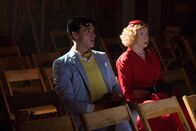 American Horror Story – Gloria Mott (Frances Conroy, r.) will ihrem Sohn Dandy (Finn Wittrock, l.) immer alles Recht machen, doch nicht jeder lässt sich kaufen ...
