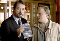 Tatort – Rechtsmediziner Prof. Karl-Friedrich Boerne (Jan Josef Liefers, li.) hat ein Beweismittel gefunden. Er ist sicher, dass ein DNA-Abgleich die Ermittlungen vorantreiben wird. Kommissar Frank Thiel (Axel Prahl) ist skeptisch.