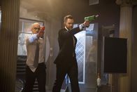 Community – Er hatte geschworen, nie wieder eine Waffe in die Hand zu nehmen, doch harte Zeiten fordern harte Maßnahmen: Jeff (Joel McHale, r.) sucht zusammen mit Dean Pelton (Jim Rash, l.) nach dem Initiator eines geheimen Paintball-Spiels ...