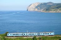 Eisenbahn-Romantik – Regionalzug auf Traumstrecke: die Linie zwischen Gernika und Bermeo.