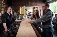 Nix Festes – Basti (Tim Kalkhof) behauptet in Anwesenheit seiner Tante Silvia (Barbara Philipp), dass er Besitzer des Cafés sei in dem sie sich gerade befinden. Der wahre Cafébesitzer Lennart (Dirk Martens) spielt das Spiel widerwillig mit.