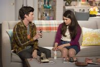 The Middle – Axl (Charlie McDermott, l.) Lexie (Daniela Bobadilla, r.)