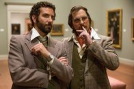 American Hustle – Als der gerissene Betrüger Irving Rosenfeld (Christian Bale, r.) ausgerechnet vom FBI-Agenten Richie DiMaso (Bradley Cooper, l.) auf frischer Tat ertappt wird, lässt er sich zähneknirschend darauf ein, als verdeckter Ermittler für das FBI zu arbeiten. Gemeinsam hecken die beiden Männer einen Plan aus, mithilfe dessen sie korrupten Politikern auf die Spur kommen wollen ...