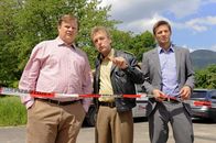 Die Rosenheim-Cops – Die Rosenheimer Kommissare (v.li.: Michael A. Grimm, Max Müller, Igor Jeftic) ermitteln, wer Bauherr Dietmar Hüttner erschlagen hat.