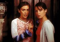 Charmed - Zauberhafte Hexen – Phoebe (Alyssa Milano, l.) und Piper (Holly Marie Combs, r.) können es kaum glauben, dass ein Geist es auf ein unschuldiges Baby abgesehen hat ....