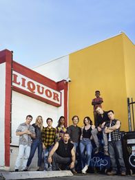 Shameless – (v.li.) Jeremy Allen White (Lip Gallagher), Kate Miner (Tami Tamietti), Ethan Cutkosky (Carl Gallagher), Shanola Hampton (Veronica Fisher), Steve Howey (Kevin Ball), William H. Macy (Frank Gallagher), Emma Kenney (Debbie Gallagher), Christian Isaiah (Liam Gallagher), Cameron Monaghan (Ian Gallagher), Noel Fisher (Mickey Milkovich). Foto: ORF/TELE-München/Warner/Showtime. Veröffentlichung honorarfrei nur für redaktionelle Berichterstattung in Sendungszusammenhang und mit Copyrightangabe. Kontakt: foto@orf.at
