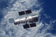 Hubble - Mission Universum – 611 Kilometer über der Erde zieht Hubble seit 1990 seine Kreise und liefert der Wissenschaft unschätzbar wertvolle Informationen über das Universum.