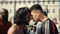 Asbest – Cousin Sharif (Burak Yiğit, li.) möchte Momo (Xidir – Alian Koder, re.) auf seine Seite ziehen.