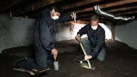 Behind the Screams – Nach Gacys eigenen Angaben vergrub er 28 seiner Mordopfer unter seinem Haus. Nicht alle Leichen konnten identifiziert werden (Reenactment).