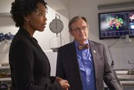 Navy CIS – Beginnend mit einer neuen Autopsie durch Ducky (David McCallum, r.), nimmt das NCIS-Team die Ermittlungen zu einem zehn Jahre alten Mordfall wieder auf. Anwältin Jessica Schaeffer (Hilary Ward, l.) ist der Überzeugung, dass ihr Mandant dafür zu Unrecht im Gefängnis sitzt.