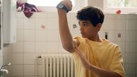 Die Pfefferkörner – Hakim (Mads Albatross) ist noch unzufrieden mit seinen Muskeln.