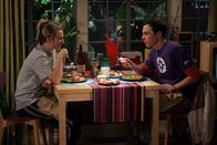 The Big Bang Theory – Sheldon (Jim Parsons, r.) verabredet sich mit Penny (Kaley Cuoco, l.) zum Spaghetti-Essen. Das verheimlicht er vor seinen Freunden, weil ihm Howard deutlich macht, dass er sich nach der Trennung von Leonard und Penny für eine Seite entscheiden muss ...