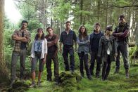 Take Down – Die Rich-Kids (v.l.n.r.) Fayed (Umar Malik), Paloma (Thalissa Teixeira), James (Dominic Sherwood), Kyle (Jeremy Sumpter), Amy (Phoebe Tonkin), James (Max Deacon), Keiko (Yûho Yamashita) und Marsac (Elliot Knight) sorgen immer wieder für Probleme, woraufhin ihre Eltern sie auf eine besondere Schule auf einer abgelegenen Insel schicken. Doch dann taucht eine Truppe Söldner auf, die die Kinder der Superreichen unter ihre Gewalt bringen und sich eine hohe Lösegeldsumme erhoffen ...