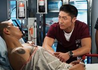 Chicago Med – Chicago Med Gewinn und Verlust - Win Loss Staffel 2, Episode 2 Er wurde mit einer Schusswaffe verletzt: Maynor Alvarado als Marco, Brian Tee als Dr. Ethan Choi