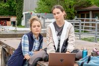 Die Chefin – Michelle Seibert (Athena Strates, l.) und Alana Ignaz (Vita Tepel, r.) sehen Vera Lanz aus dem Auto steigen.