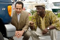 Monk – (v.li.) Tony Shalhoub (Adrian Monk), Adewale Akinnuoye-Agbaje (Samuel Waingaya).