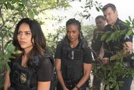The Rookie – Das Team ist auf der Suche nach dem geflüchteten Liam Glasser. Von links: Officer Angela Lopez (Alyssa Diaz), Detective Nyla Harper (Mekia Cox), Miles Penn (Deric Augustine) und Officer John Nolan (Nathan Fillion)