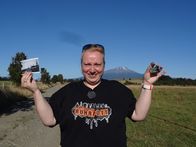 Verrückt nach Meer – Eva mit einem alten Foto und Liebesschloss vor dem Vulkan, Evas Großeltern lebten in Chile und Eva ist auf Spurensuche.